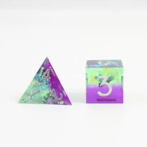 Zestaw 7 kości RPG z przezroczystej żywicy o ostrych krawędziach w pastelowych odcieniach fioletu i zieleni z folią holograficzną | Kości Żywiczne Faerie Aurora Lume Design