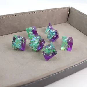 Zestaw 7 kości RPG z przezroczystej żywicy o ostrych krawędziach w pastelowych odcieniach fioletu i zieleni z folią holograficzną | Kości Żywiczne Faerie Aurora Lume Design