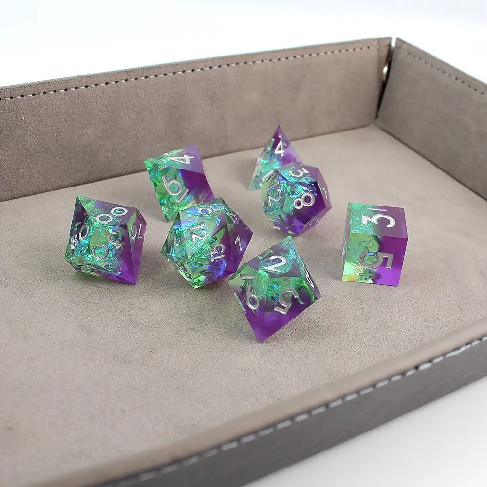 Zestaw 7 kości RPG z przezroczystej żywicy o ostrych krawędziach w pastelowych odcieniach fioletu i zieleni z folią holograficzną | Kości Żywiczne Faerie Aurora Lume Design