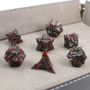 Metalowe czarne kości RPG z czerwonymi odpryskami farby imitującymi krew | Kości Metalowe Bloodied Iron Lume Design