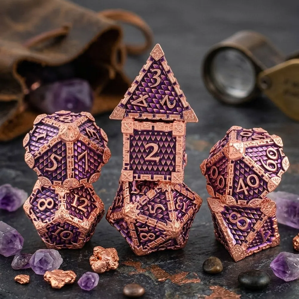 Metalowe kości RPG w kolorze różowego złota z fioletowym wypełnieniem i ornamentami | Kości Metalowe Royal Amethyst & Rose Gold Lume Design