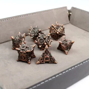 Metalowe kości RPG z motywem twarzy Orków i kolcami w kolorze miedzi | Kości Metalowe Orc Warband Lume Design