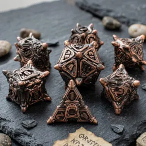 Metalowe kości RPG z motywem twarzy Orków i kolcami w kolorze miedzi | Kości Metalowe Orc Warband Lume Design