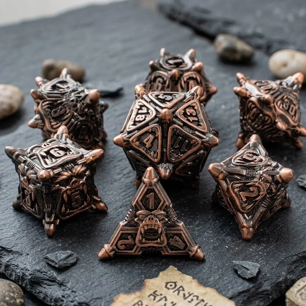 Metalowe kości RPG z motywem twarzy Orków i kolcami w kolorze miedzi | Kości Metalowe Orc Warband Lume Design