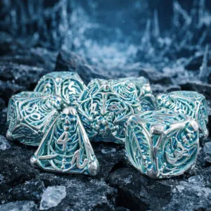 Metalowe ażurowe kości RPG ze szkieletami świecące na błękitno w ciemności | Kości RPG Frostbound Souls Lume Design