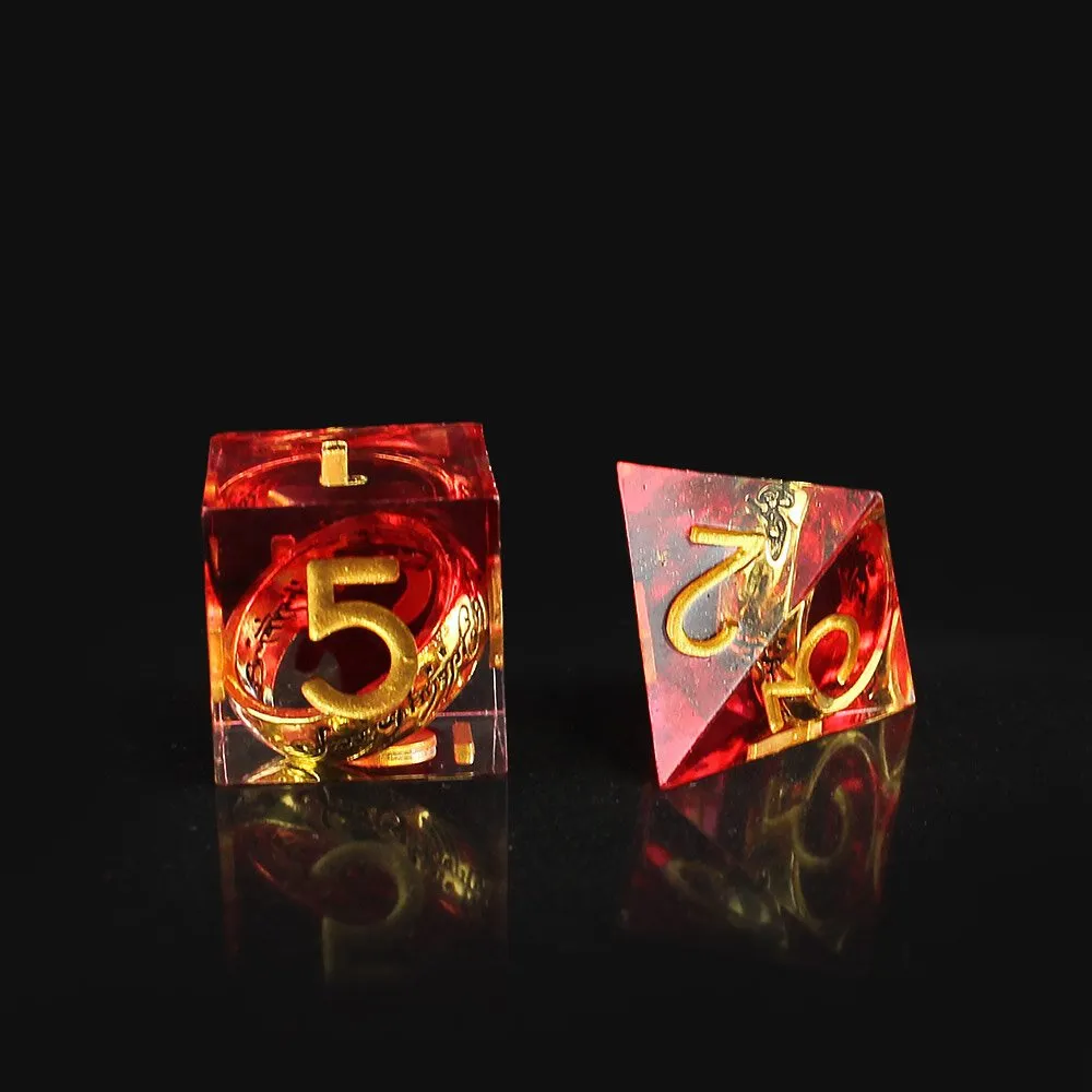 Zestaw 7 kości RPG z żywicy dymno-czerwonej z zatopionym złotym pierścieniem z elfią inskrypcją | Kości Żywiczne Elven Ring of Power Lume Design