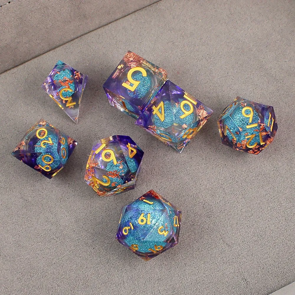 Zestaw 7 kości RPG z żywicy z ostrymi krawędziami imitujący kosmos z błękitnym płynnym wnętrzem i fioletowymi smugami | Kości Liquid Core Astral Nebula Lume Design