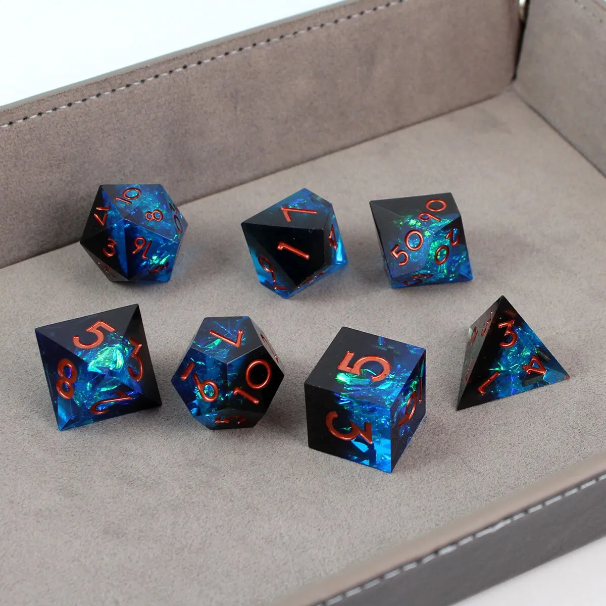 Zestaw kości RPG Celestial Shard z holograficznym blaskiem i miedzianymi cyframi