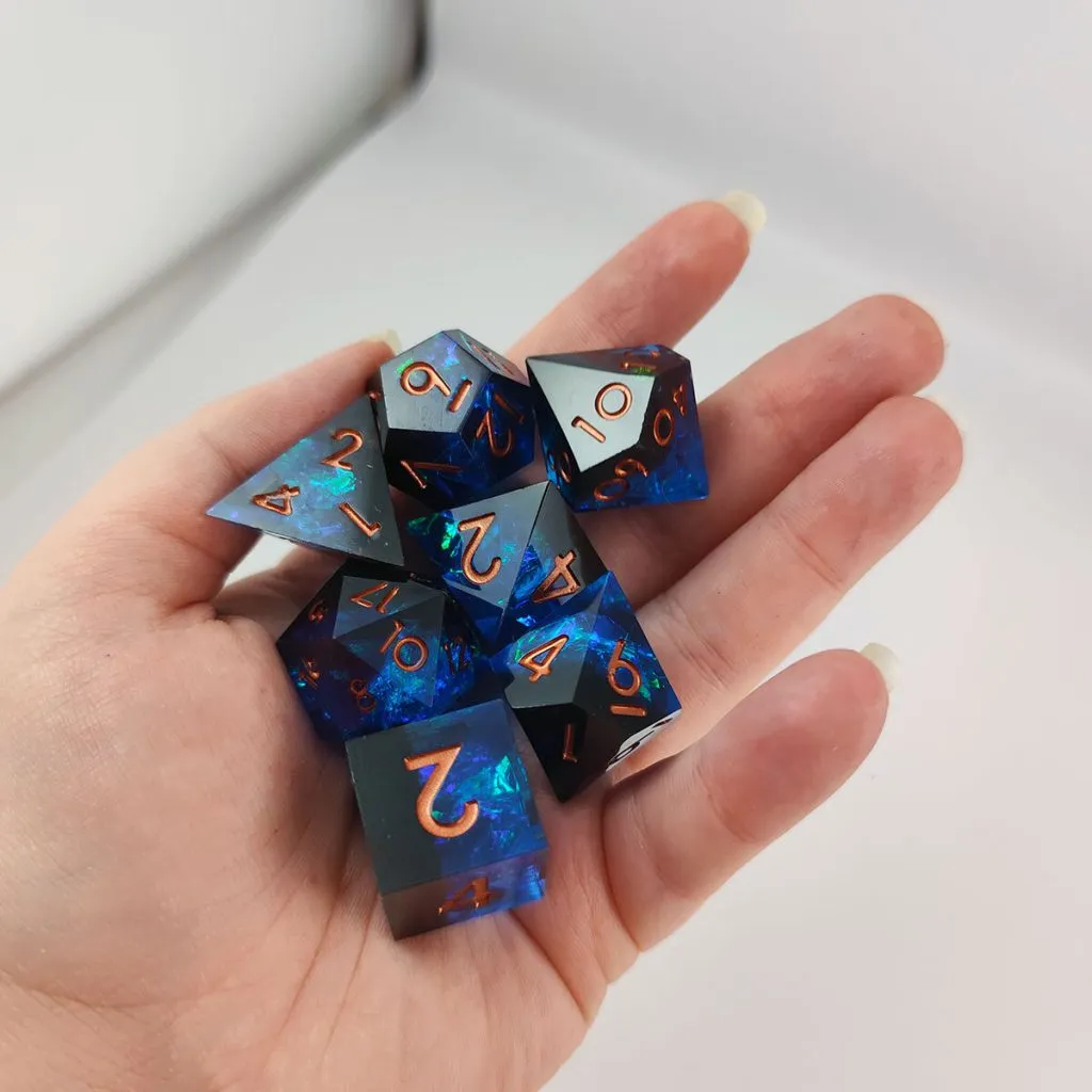 Zestaw kości RPG Celestial Shard z holograficznym blaskiem i miedzianymi cyframi