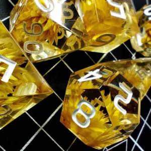 Zestaw kości RPG Sharp Edge Witchy Flowers z suszonymi żółtymi kwiatami