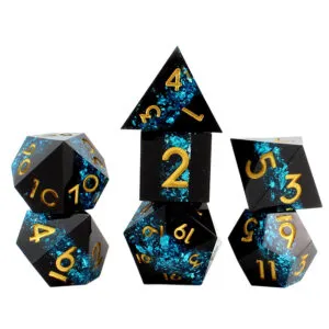 Zestaw 7 kości wielościennych z żywicy z ostrymi krawędziami imitujących czarną skałę z niebieskim pasmem mithrilu | Kości Żywiczne Ancient Mithril Vein Ore Lume Design