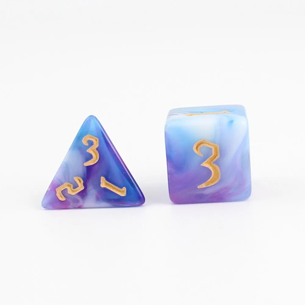 Zestaw 7 akrylowych kości RPG o zaokrąglonych krawędziach ze wzorem dymu w odcieniach fioletu, błękitu i bieli | Akrylowe Kości Twilight Mist Lume Design