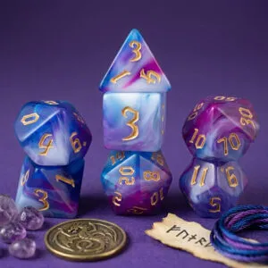 Zestaw 7 akrylowych kości RPG o zaokrąglonych krawędziach ze wzorem dymu w odcieniach fioletu, błękitu i bieli | Akrylowe Kości Twilight Mist Lume Design