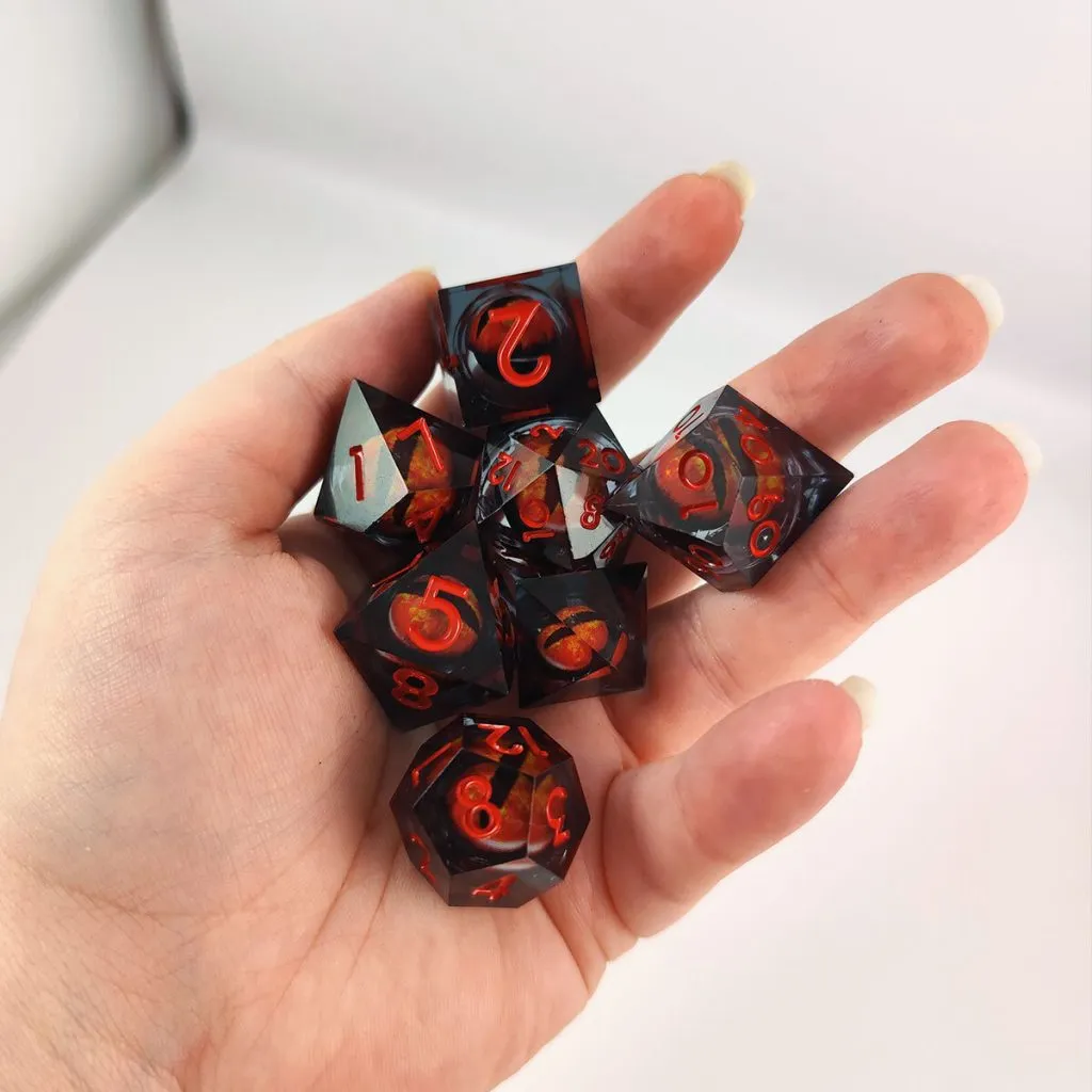 Zestaw kości RPG Red Wyrm's Eye Liquid Core z ruchomym czerwonym okiem smoka