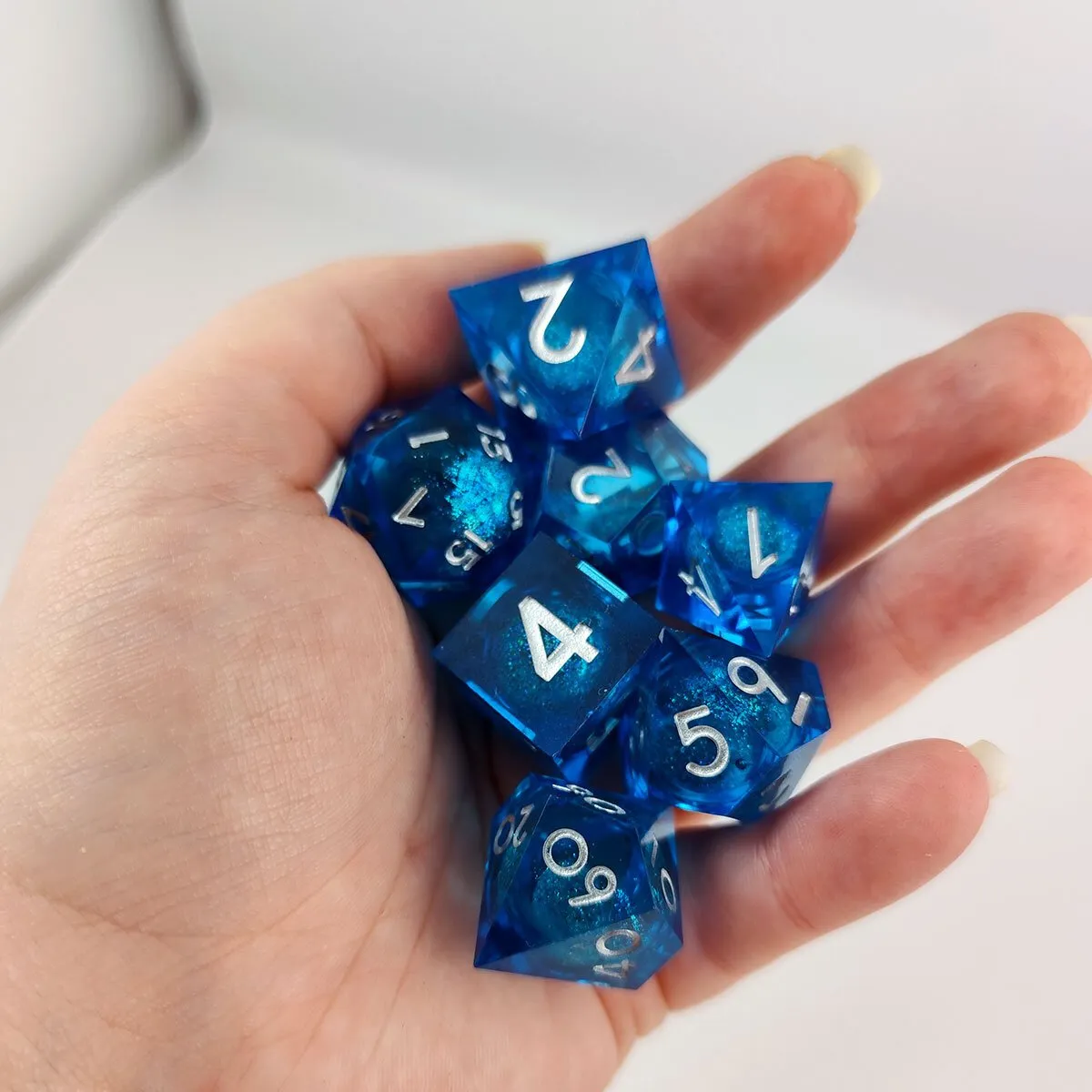 Zestaw niebieskich kości RPG Mana Potion Liquid Core z wirującym pyłkiem