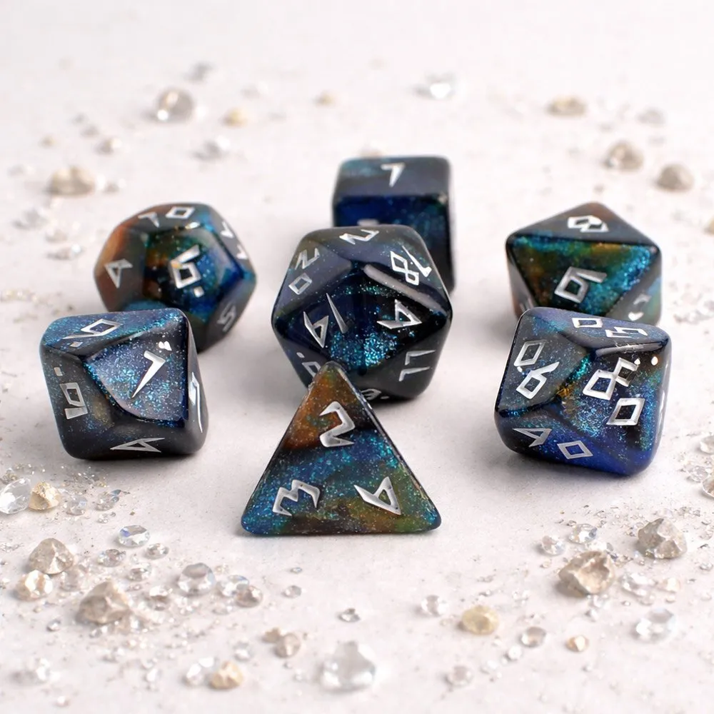 Zestaw 7 akrylowych kości RPG w kolorze granatowo-brązowym z brokatem i unikatową białą czcionką | Akrylowe Kości Bronze Nebula Lume Design