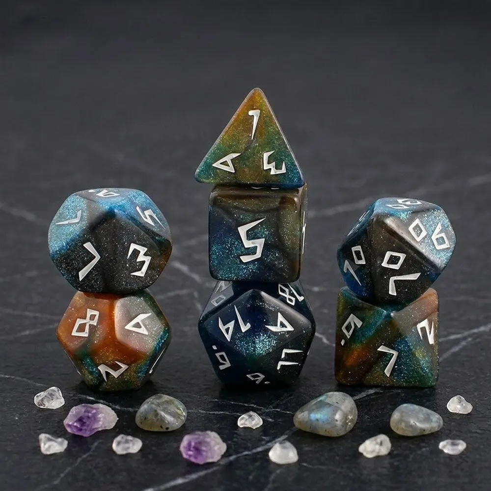 Zestaw 7 akrylowych kości RPG w kolorze granatowo-brązowym z brokatem i unikatową białą czcionką | Akrylowe Kości Bronze Nebula Lume Design