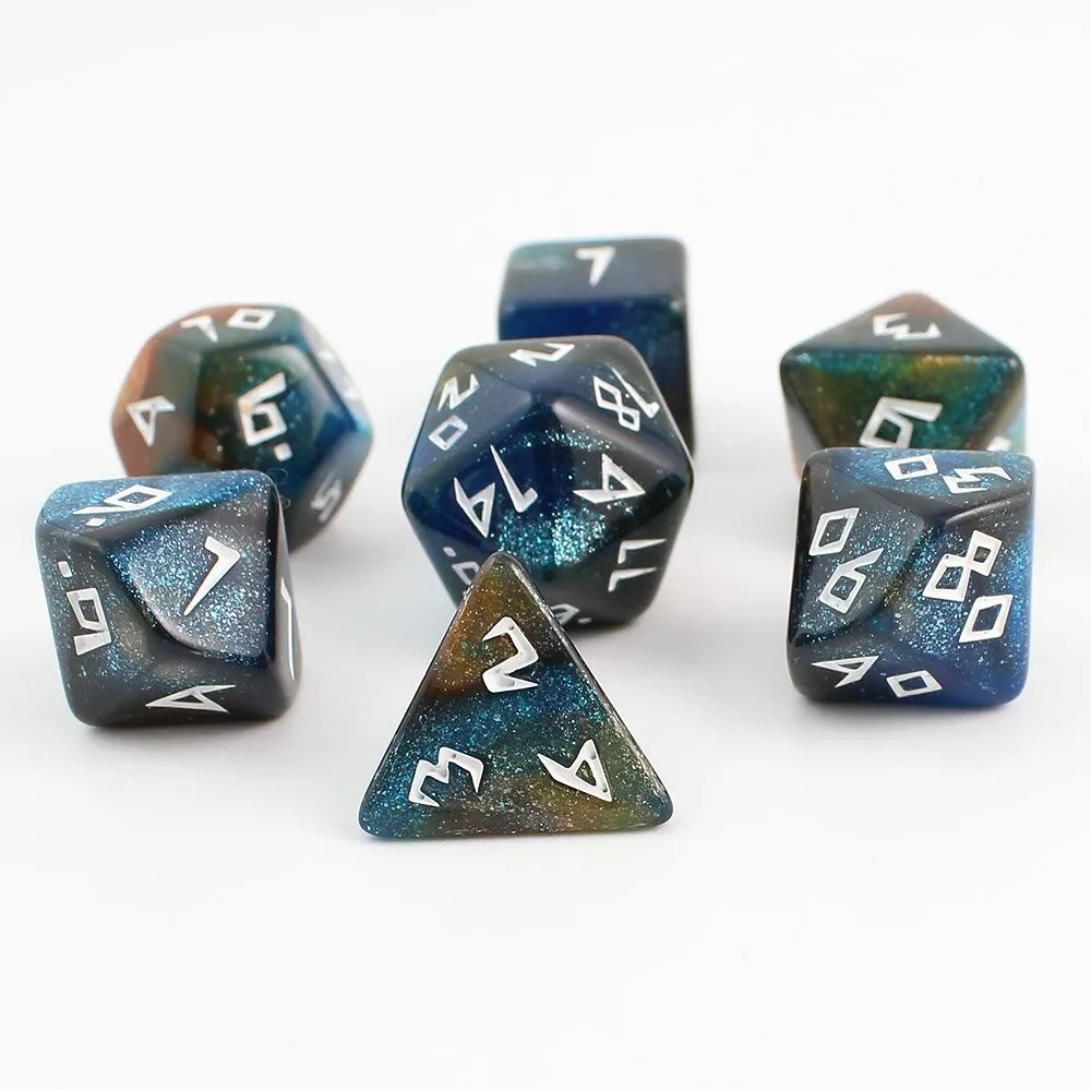 Zestaw 7 akrylowych kości RPG w kolorze granatowo-brązowym z brokatem i unikatową białą czcionką | Akrylowe Kości Bronze Nebula Lume Design