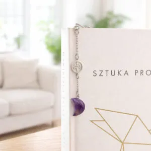 Cienka metalowa zakładka do książki pióro z fioletowym ametystem w kształcie księżyca i stalowym drzewem życia w pudełku.