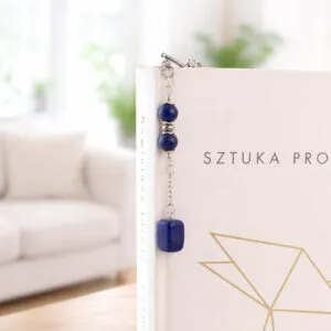 Cienka metalowa zakładka do książki piórko w kolorze grafitowym z zawieszką z granatowego kamienia Lapis Lazuli, w ozdobnym pudełku.