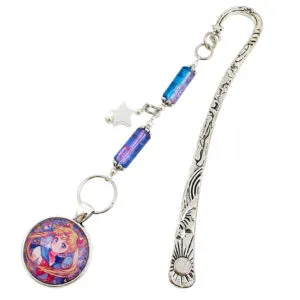 Metalowa zakładka do książki w kolorze antycznego srebra z grafiką Czarodziejki z Księżyca (Sailor Moon) pod szklanym kaboszonem, ozdobiona niebiesko-fioletowymi koralikami i gwiazdką.