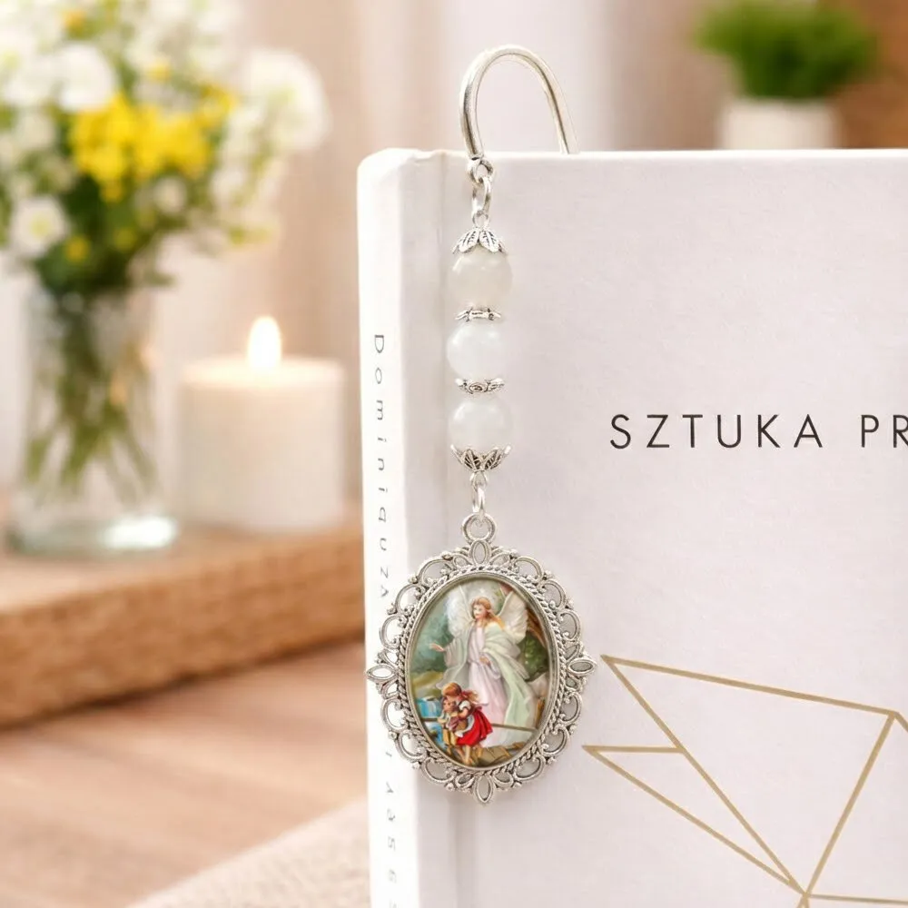 Srebrna zakładka do książki zdobiona motywem roślinnym, z zawieszką z kamieni białego jadeitu i wizerunkiem Anioła Stróża z dziećmi pod szklanym kaboszonem