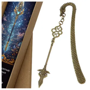 Zakładka do książki z antycznego brązu z motywem łusek smoka i zawieszką w kształcie dużej, zdobionej włóczni w stylu fantasy.