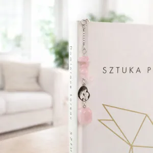 Srebrna zakładka do książki pióro z kwarcem różowym i stalowym łącznikiem przedstawiającym mamę z dzieckiem, zapakowana w pudełko prezentowe.