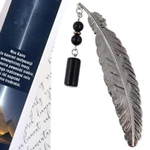 Cienka metalowa zakładka do książki piórko w kolorze grafitowym z zawieszką z połyskującego kamienia Noc Kairu, zapakowana w pudełko z dedykacją.