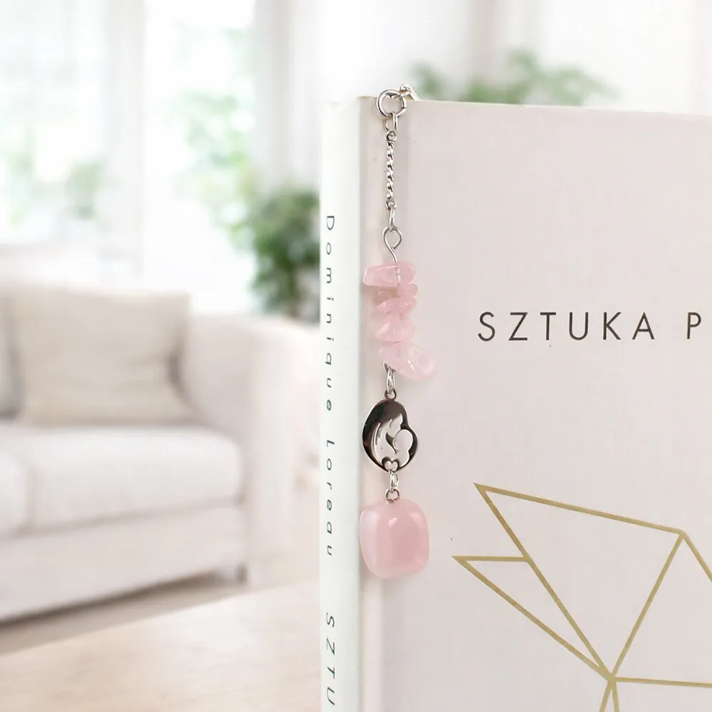 Delikatna metalowa zakładka do książki piórko z różowym kwarcem i symbolem mamy z dzieckiem, prezent na Dzień Mamy w białym pudełku.
