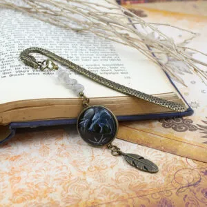 Metalowa zakładka do książki w kolorze antycznego brązu z grafiką głowy wilka pod szklanym szkiełkiem, styl wiedźmiński, fantasy.