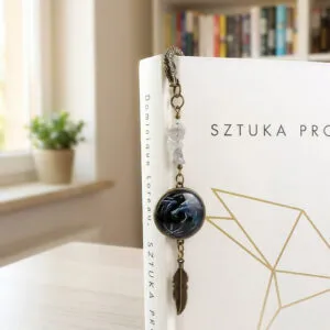 Metalowa zakładka do książki w kolorze antycznego brązu z grafiką głowy wilka pod szklanym szkiełkiem, styl wiedźmiński, fantasy.