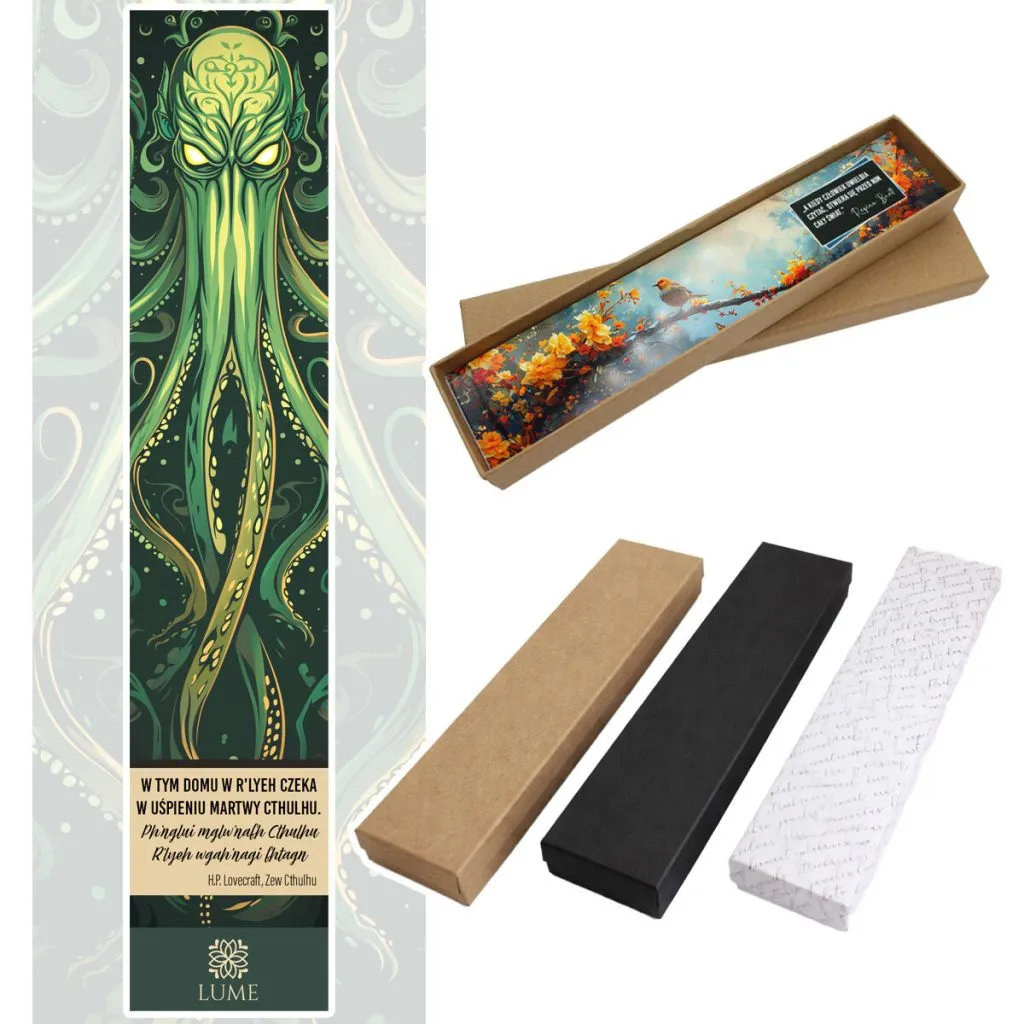 Zakładka do książki z antycznego brązu z graficznym przedstawieniem Przedwiecznego Cthulhu pod szklanym kaboszonem na tle zielonych odcieni.