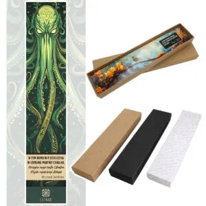 Zakładka do książki z antycznego brązu z graficznym przedstawieniem Przedwiecznego Cthulhu pod szklanym kaboszonem na tle zielonych odcieni.