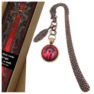 Metalowa zakładka do książki w kształcie smoka w kolorze oksydowanej miedzi z czerwoną grafiką z symbolem Hordy z World of Warcraft pod szklanym szkiełkiem oraz małą zawieszką w kształcie piórka.