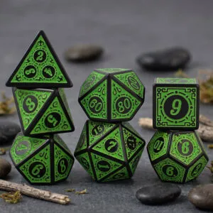 Zestaw czarno-zielonych kości RPG Verdant Arcane z ozdobnymi grawerowanymi ramkami.